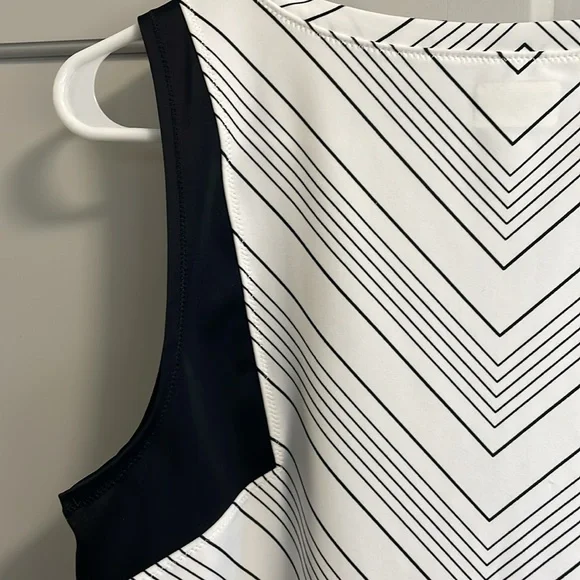 Athleta Rash-Guard Black/White Chevron Stripe Sleeveless Swim Top L EUC - Picture 6 of 11